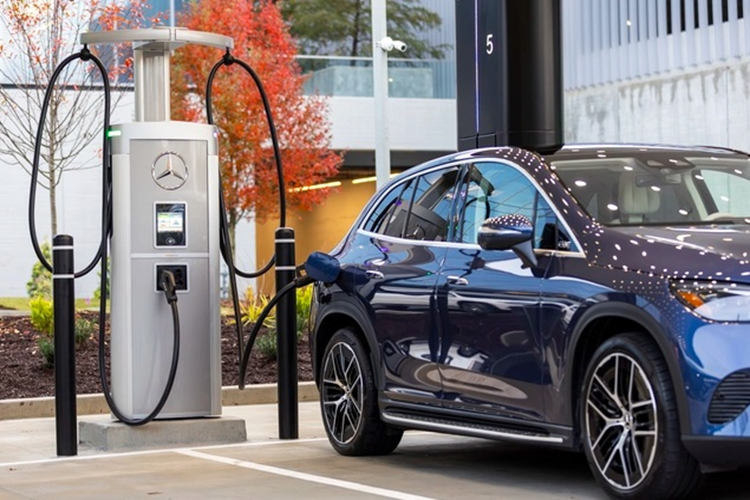 Mercedes-Benz tự hào cho biết, những trạm sạc của công ty sử dụng 100% năng lượng tái tạo với các hợp đồng cung cấp điện xanh trực tiếp hoặc những chứng chỉ điện năng lượng tái tạo (REK) khác cho các trạm sạc, xác định dòng điện nạp là điện phi carbon (nguồn điện được sản xuất không từ nhiên liệu hóa thạch).