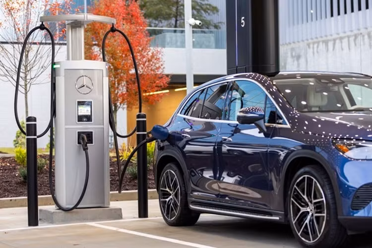 Mercedes-Benz tự hào cho biết, những trạm sạc của công ty sử dụng 100% năng lượng tái tạo với các hợp đồng cung cấp điện xanh trực tiếp hoặc những chứng chỉ điện năng lượng tái tạo (REK) khác cho các trạm sạc, xác định dòng điện nạp là điện phi carbon (nguồn điện được sản xuất không từ nhiên liệu hóa thạch).