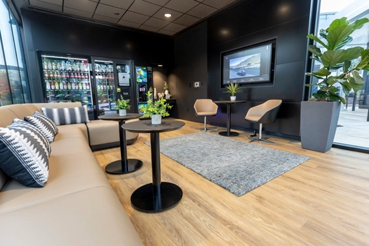 Đối với các khách hàng Mercedes-Benz, họ có thể sử dụng trạm sạc qua ứng dụng Mercedes me Charge. Ứng dụng sẽ cho phép người dùng đặt trước cổng sạc theo khung giờ nhất định từ xa, đồng thời, thông báo những chi tiết thanh toán trên hóa đơn, được tự động xác định cho chiếc xe đã sạc.