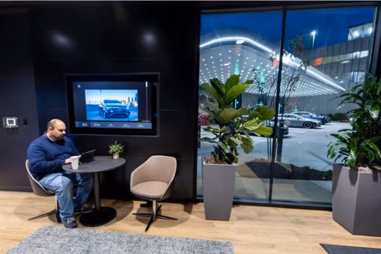 Để thuận tiện cho người lái, tại các trạm sẽ cung cấp đồ uống giải khát, đồ ăn nhẹ và phòng vệ sinh. Trạm sạc được trang bị mái che trên các điểm sạc, camera giám sát và cột đèn thông minh có các phần tử đèn LED cập nhật trạng thái sạc của xe điện.