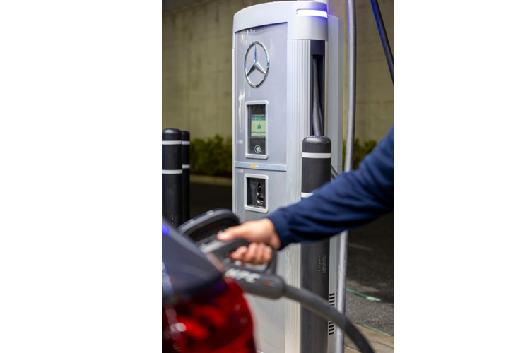Hiện, Mercedes-Benz mới xây dựng trước một số điểm sạc xe điện tại các điểm nghỉ dưỡng 5 sao. Khi xe điện ngày càng phổ biến và trở thành phương tiện được nhiều người lựa chọn thì những trạm sạc cao cấp như ở Mỹ hoàn toàn có thể có mặt ở Việt Nam.