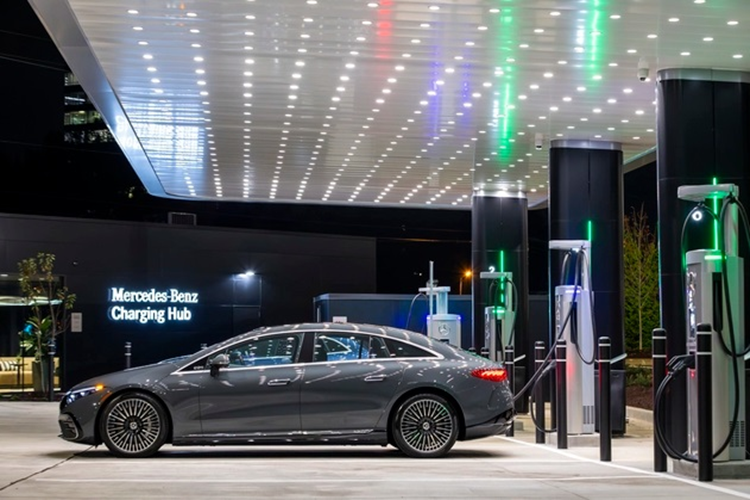 Tại một số trạm sạc nhất định, những khách hàng cao cấp của Mercedes-Benz sẽ được tiếp cận sảnh nghỉ ngơi riêng và sử dụng các dịch vụ tiện lợi đi kèm. Những người mua xe điện Mercedes-EQ mới sẽ được 2 năm sạc miễn phí trong khi chủ xe hiện tại cũng được 6 tháng sạc miễn phí ở hệ thống trạm sạc mới này.