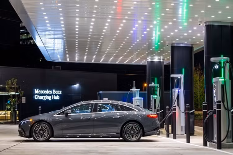 Tại một số trạm sạc nhất định, những khách hàng cao cấp của Mercedes-Benz sẽ được tiếp cận sảnh nghỉ ngơi riêng và sử dụng các dịch vụ tiện lợi đi kèm. Những người mua xe điện Mercedes-EQ mới sẽ được 2 năm sạc miễn phí trong khi chủ xe hiện tại cũng được 6 tháng sạc miễn phí ở hệ thống trạm sạc mới này.