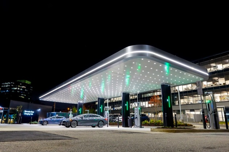 Công ty cho biết, thiết kế của mạng lưới sạc ôtô điện của Mercedes-Benz phù hợp với mạng sạc xe điện Bắc Mỹ, được Mercedes-Benz công bố gần đây cùng với 6 nhà sản xuất xe điện khác, trực tiếp cạnh tranh với mạng sạc nhanh của Tesla.