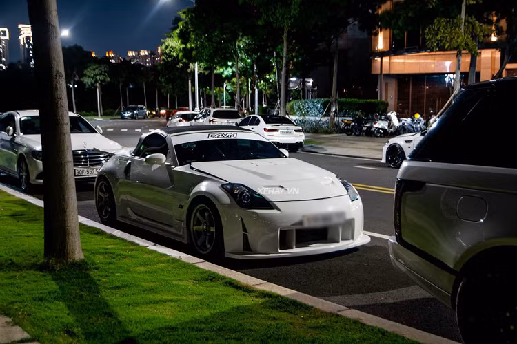 Tại Việt Nam, số lượng xe Nissan 350Z thể thao cũng không hiếm, đa phần những chiếc xe đang lăn bánh tại nước ta đểu đã được chủ sở hữu đem đi độ lại và chiếc xe trong bài viết cũng không ngoại lệ. Theo đó, đây là sản phẩm được hoàn thiện bởi xưởng độ D1 Workshop tại Việt Nam. Chiếc Nissan 350Z bản mui trần này sau khi qua tay những người thợ Việt đã trở nên hầm hố, “chiến” hơn rất nhiều.