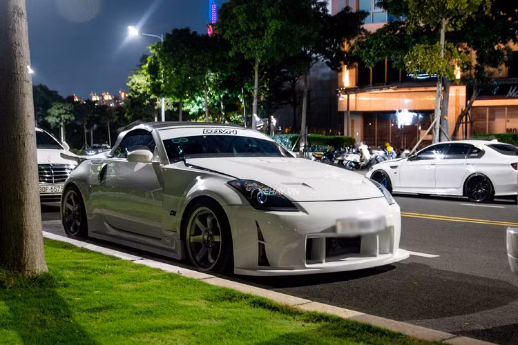 Xe sở hữu màu sơn ngoại thất trắng, khi kết hợp với bộ bodykit lại càng thêm nổi bật, ấn tượng. Bên cạnh bộ bodykit mới, chiếc Nissan 350Z mui trần này còn được độ bô Batec, mang đến âm thanh dữ dằn, “đã tai” hơn.