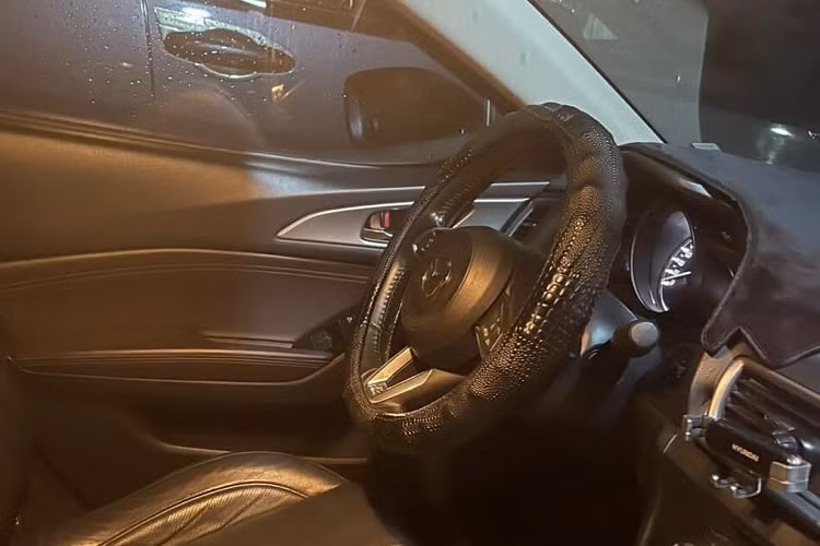 Qua hình ảnh được người bán chia sẻ, có thể thấy màu sơn ngoại thất của xe vẫn còn giữ được độ bóng. Tuy nhiên, một số chi tiết ở ngoại thất xe đã được thay đổi như cánh gió cố định ở cốp, vè che mưa, tay nắm cửa, nóc sơn đen, cản sau độ theo phong cách Mercedes và bộ mâm chấu 16 inch.