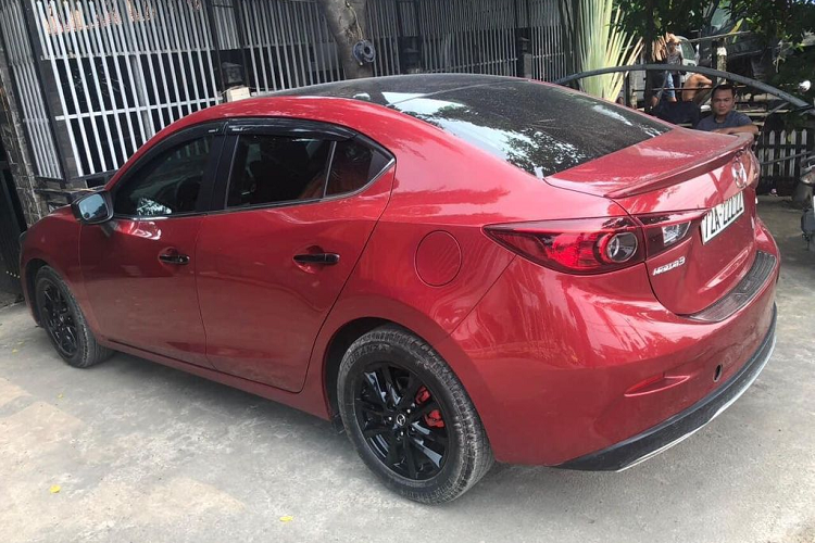 Chi tiết khiến chiếc Mazda3 đời 2017 này được chủ “tự tin” rao bán với mức giá trên nằm ở việc xe được đeo biển số ngũ quý 2. Hiện nay trên thị trường xe cũ, mức giá xe Mazda3 2017 cùng phiên bản có giá khoảng 470 triệu - 500 triệu đồng, tùy vào tình trạng của xe.