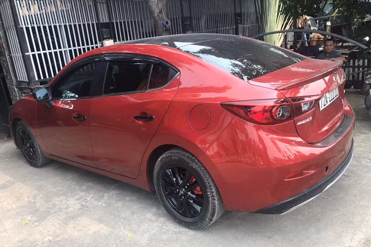 Chi tiết khiến chiếc Mazda3 đời 2017 này được chủ “tự tin” rao bán với mức giá trên nằm ở việc xe được đeo biển số ngũ quý 2. Hiện nay trên thị trường xe cũ, mức giá xe Mazda3 2017 cùng phiên bản có giá khoảng 470 triệu - 500 triệu đồng, tùy vào tình trạng của xe.