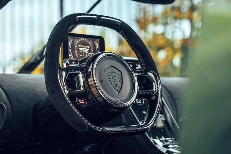 Biến thể Koenigsegg Jesko Plus lần này nổi trội hơn cả Attack và Absolut ở khá nhiều điểm. Đầu tiên, ngoại thất xe ngoài cánh gió khổ lớn giúp tăng độ linh hoạt giống Jesko Attack còn có logo “Plus”.