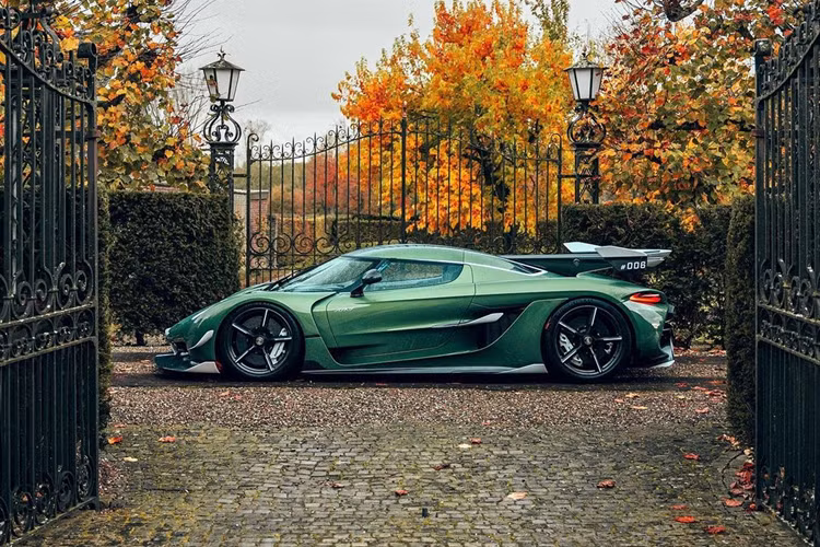 Điều đáng chú ý là trong suốt thời gian qua, hãng siêu xe Thụy Điển chưa hề để lộ bất cứ thông tin nào liên quan đến biến thể mới của dòng Jesko này. Các fan hâm mộ và giới sành xe cũng không hề hay biết cho đến khi Jesko Plus ra mắt ngày 13/11 vừa qua, cũng là thời điểm xe được bàn giao cho khách mua.