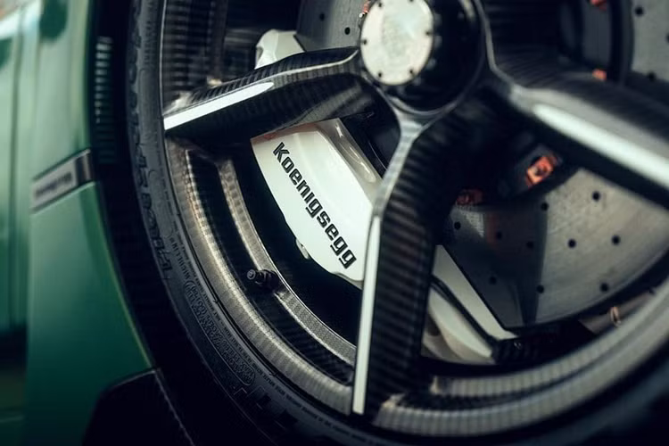 Hộp số Light Speed Transmission – thành phần độc nhất vô nhị trong thế giới siêu xe hypercar – truyền toàn bộ năng lượng động cơ sinh ra tới trục sau. Đúng như tên gọi, hộp số ly hợp kép 9 cấp này cho phép xe chuyển cấp số với tốc độ cực nhanh, gần như bằng tốc độ ánh sáng.