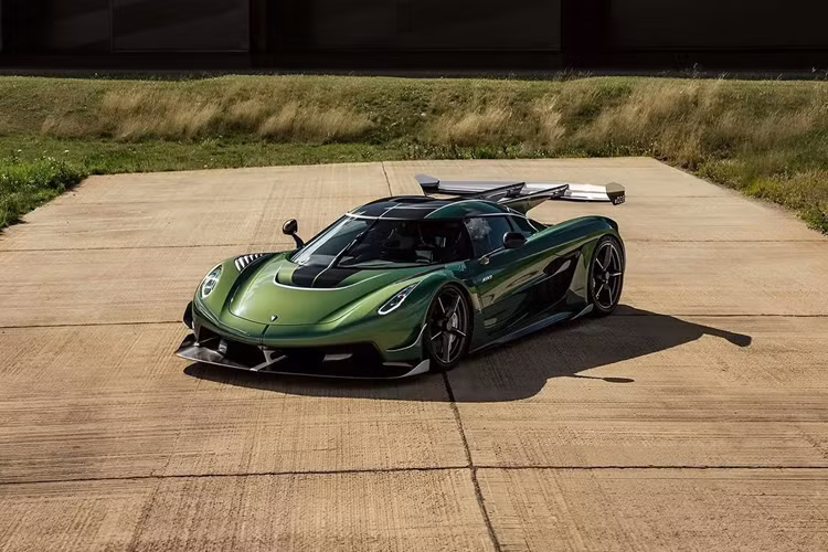 Tiếp đến, gói Environmental Power Upgrade được trang bị sẵn cho phép Koenigsegg Jesko Plus vận hành bằng xăng sinh học E85 ngay từ đầu, không cần mất công lắp đặt thêm như những bản còn lại.