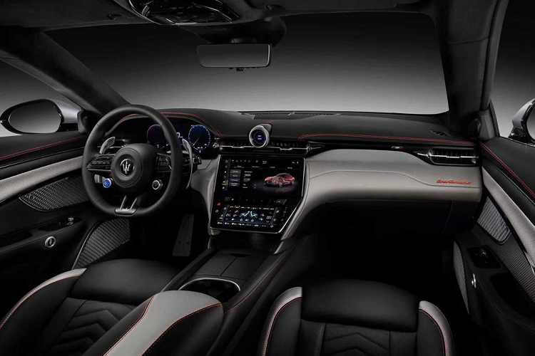 Nội thất của xe được phối màu giản đơn với da màu đen bao phủ hầu hết các bề mặt, các đường chỉ khâu và điểm nhấn màu xanh bạc hà tạo cho khoang nội thất những đường nét khác biệt.