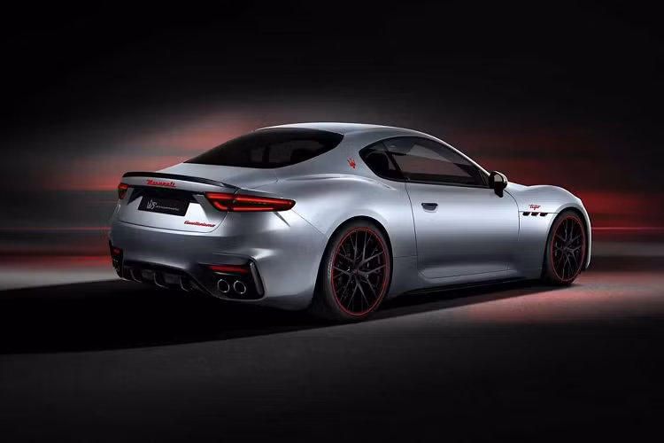 Chiếc Maserati GranTurismo PrimaSerie đầu tiên được lấy cảm hứng từ di sản xe đua của thương hiệu và được hoàn thiện bằng màu Grigio Lamiera Matte với các chi tiết màu đỏ tương phản. Chiếc còn lại có màu chủ đạo là Nero Cometa với các điểm nhấn màu xanh bạc hà.