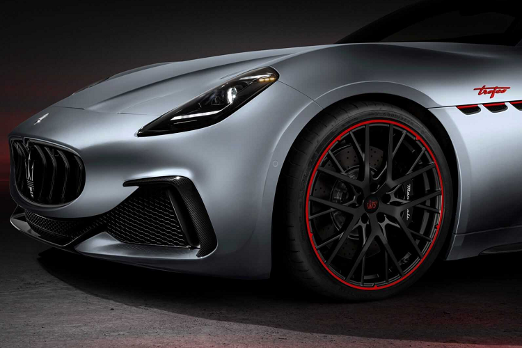 Ngoại thất của cả hai chiếc xe đều được tô điểm bằng logo kỷ niệm 75 năm ở trung tâm bánh xe. Bên trong khoang nội thất của xe, logo được thêu trên tựa đầu cũng được trang trí với gam màu xanh bạc hà.