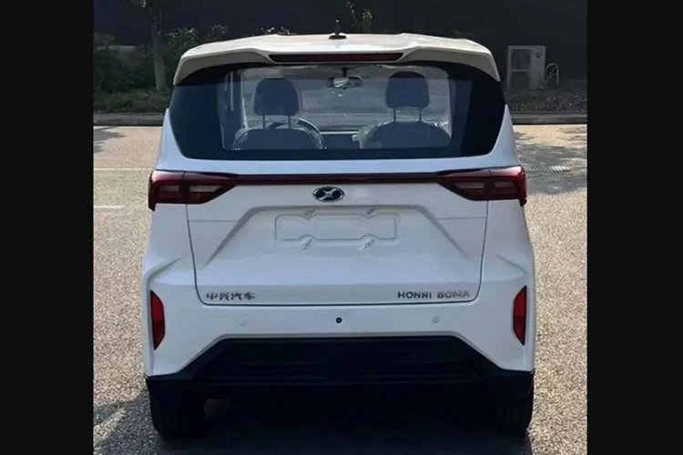 Trọng lượng xe là 1.180 kg. Nếu phần đầu của Honri Boma được đánh giá là “một chín một mười” với Toyota Alphard thì phần hông và đuôi xe sẽ có sự khác biệt. Dải đèn hậu LED được thiết kế vắt ngang hết chiều rộng của đuôi xe theo xu hướng thịnh hành hiện nay.