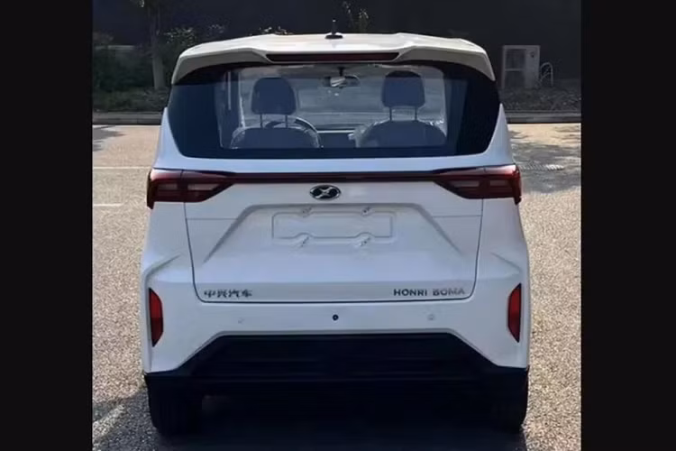 Trọng lượng xe là 1.180 kg. Nếu phần đầu của Honri Boma được đánh giá là “một chín một mười” với Toyota Alphard thì phần hông và đuôi xe sẽ có sự khác biệt. Dải đèn hậu LED được thiết kế vắt ngang hết chiều rộng của đuôi xe theo xu hướng thịnh hành hiện nay.