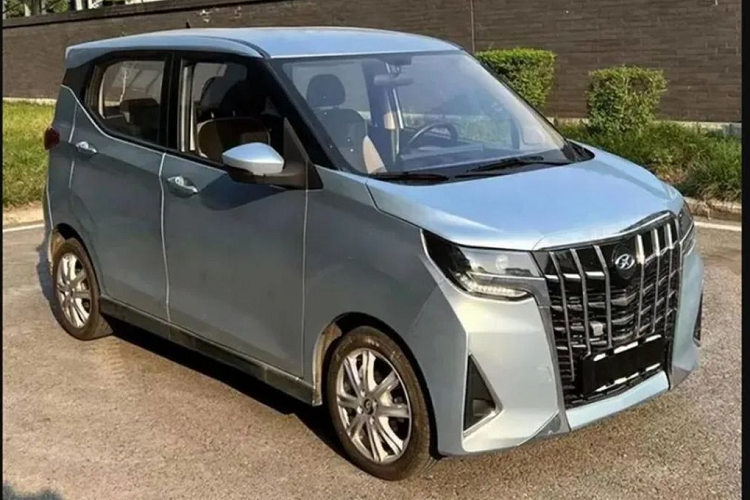 Honri Boma có 2 tuỳ chọn mâm 14 inch và 15 inch, kèm lốp tương ứng 155/65R14 và 165/55R15. Về truyền động, Honri Boma được trang bị một động cơ điện công suất khoảng 40 mã lực kết hợp bộ pin Lithium Tenary, cho tốc độ tối đa 100 km/giờ. Theo công bố của nhà sản xuất, xe có thể chạy được 200 km sau một lần sạc đầy, một con số khá ấn tượng.