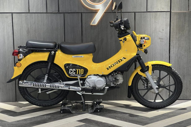  Honda Cross 110 2023 Tại Việt Nam, xe máy Honda Cross 110 2023 được các đại lý tư nhân chào bán hơn 100 triệu đồng. Xe được nhập nguyên chiếc từ Thái với số lượng khá ít ỏi. Cross 110 sở hữu kích thước kích thước dài x rộng x cao lần lượt là 1.931 x 799 x 1.108 (mm) cùng chiều dài cơ sở 1.228 mm. Honda Cross Cub 110 có trọng lượng 107 kg và bình xăng với dung tích 4.1L.