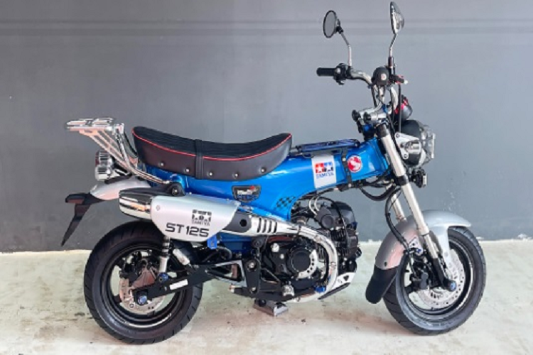  Honda Dax Tamiya Honda Dax Tamiya là mẫu xe được phát triển dựa trên sự hợp tác giữa Honda Cub House - đơn vị chính hãng tại Thái Lan chuyên cung cấp phụ kiện độ xe mini-bike và hãng xe mô hình Tamiya. Mẫu xe này chỉ được sản xuất giới hạn 1.238 chiếc và "cháy hàng" ngay sau khi mở bán chính thức. Về Việt Nam theo dạng nhập khẩu tư nhân từ đầu tháng 9, giá xe máy Honda Dax Tamiya 2023 lên đến 150 triệu đồng. 