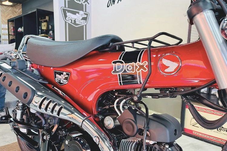 Về thiết kế, mẫu minibike này là sự kết hợp giữa kiểu dáng cổ điển và trang bị hiện đại. Dax ST125 vẫn giữ nguyên nét đặc trưng vốn có của mình với thiết kế thân xe hình chữ T. Honda Dax ST125 sở hữu hệ thống đèn pha và đèn hậu dạng LED, bảng đồng hồ tốc độ điện tử kết hợp phím bấm chức năng. Ngoài ra, Honda còn cung cấp cho Dax ST125 bộ phụ kiện chính hãng bao gồm bảo vệ đèn, baga chở hàng...