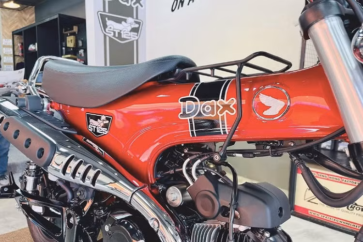 Về thiết kế, mẫu minibike này là sự kết hợp giữa kiểu dáng cổ điển và trang bị hiện đại. Dax ST125 vẫn giữ nguyên nét đặc trưng vốn có của mình với thiết kế thân xe hình chữ T. Honda Dax ST125 sở hữu hệ thống đèn pha và đèn hậu dạng LED, bảng đồng hồ tốc độ điện tử kết hợp phím bấm chức năng. Ngoài ra, Honda còn cung cấp cho Dax ST125 bộ phụ kiện chính hãng bao gồm bảo vệ đèn, baga chở hàng...