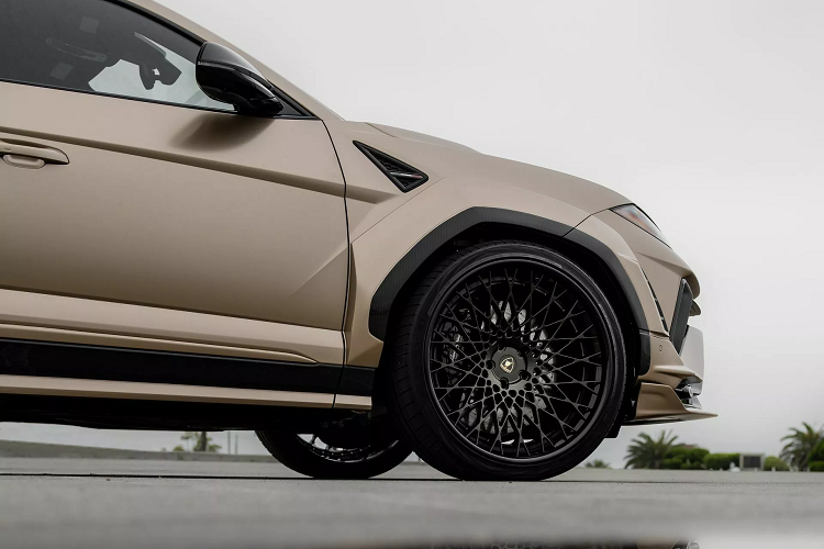 Ngoài ra xe còn có tấm cản mới với bộ khuếch tán màu đen làm từ carbon. Hãng độ cũng chịu khó trang bị 4 ống xả cùng màu với ngoại thất thân xe. Peter Northrop - người sáng lập và Giám đốc điều hành của 1016 Industries cho biết: "Urus là một mẫu xe hấp dẫn dành cho những người đam mê chiếc SUV hiệu suất cao. Tạo ra Vision 2.0, 1016 Industries đã nâng cao ngôn ngữ thiết kế để bổ sung cho các đặc điểm kiểu dáng mạnh mẽ của Urus mới".