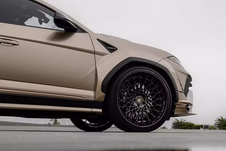 Ngoài ra xe còn có tấm cản mới với bộ khuếch tán màu đen làm từ carbon. Hãng độ cũng chịu khó trang bị 4 ống xả cùng màu với ngoại thất thân xe. Peter Northrop - người sáng lập và Giám đốc điều hành của 1016 Industries cho biết: "Urus là một mẫu xe hấp dẫn dành cho những người đam mê chiếc SUV hiệu suất cao. Tạo ra Vision 2.0, 1016 Industries đã nâng cao ngôn ngữ thiết kế để bổ sung cho các đặc điểm kiểu dáng mạnh mẽ của Urus mới".