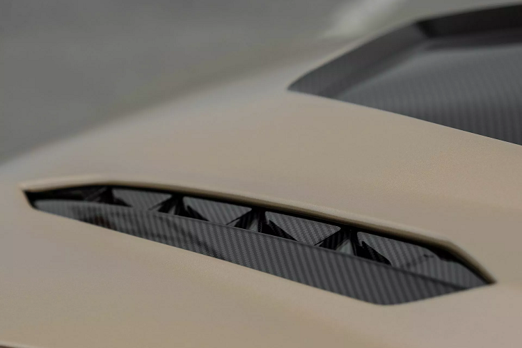 1016 Industries đưa ra vào phiên bản khác nhau. Đầu tiên là gói tiêu chuẩn dành cho Lamborghini Urus Performanceante độ bodykit, được làm bằng sợi carbon, có giá 31.225 USD.