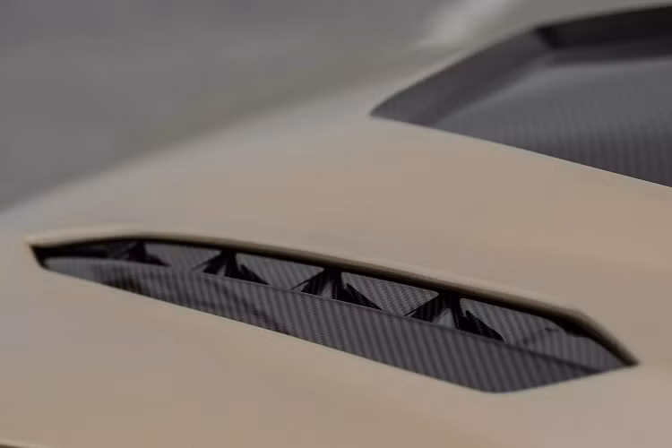 1016 Industries đưa ra vào phiên bản khác nhau. Đầu tiên là gói tiêu chuẩn dành cho Lamborghini Urus Performanceante độ bodykit, được làm bằng sợi carbon, có giá 31.225 USD.