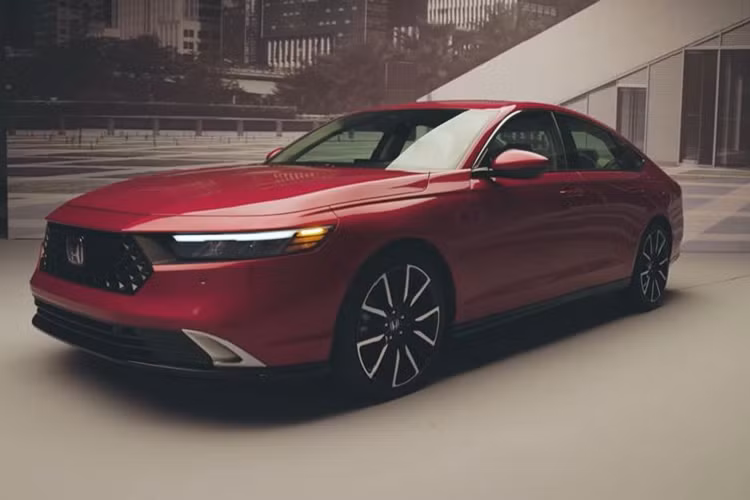 Hệ truyền động này tạo ra công suất tổng cộng 204 mã lực và mô-men xoắn cực đại 335 Nm. Phiên bản hybrid có 4 chế độ lái là ECON, Normal, Sport và Individual. Hiện tại, Honda Accord 2023 chỉ mới được giới thiệu ở thị trường Mỹ, người dùng Việt Nam chắc sẽ phải đợi một thời gian nữa, nếu muốn sở hữu chiếc sedan tiện nghi này.