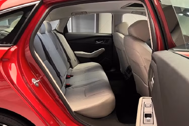 Xe trang bị màn hình kỹ thuật số lớn 10,2 inch, màn hình thông tin, giải trí được đặt độc lập bên cạnh.Ở khoang sau, người dùng có thể ngồi thoải mái với khoảng duỗi chân rộng rãi lên đến 1.036 mm. Trong khi đó, khoang hành lý của xe được hãng khẳng định là rộng nhất phân khúc với dung tích 473 lít.