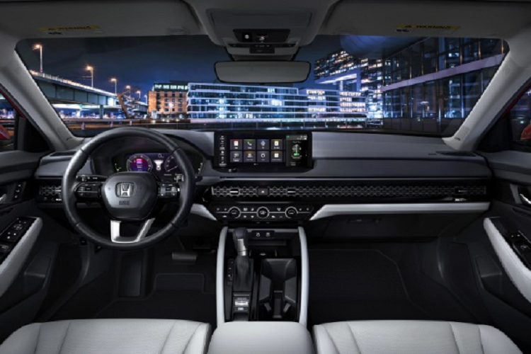 Ở bản Sport-L có thêm bộ khuếch tán gió màu đen riêng biệt. Bản Touring cao cấp nhất sẽ có những chi tiết ngoại thất ấn tượng màu đen và bạc tương phản cùng bộ vành 19 inch. Về nội thất, xe mang hơi hướng tương lai, hiện đại, khoang cabin có nhiều nét tương đồng với “đàn em” Honda Civic.