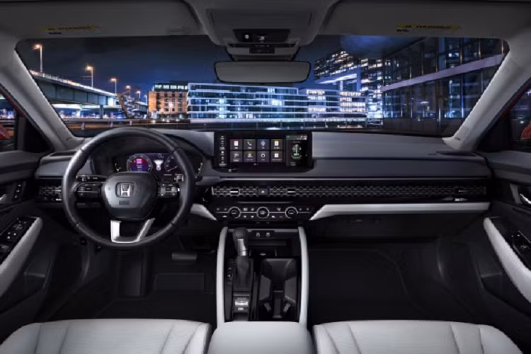 Ở bản Sport-L có thêm bộ khuếch tán gió màu đen riêng biệt. Bản Touring cao cấp nhất sẽ có những chi tiết ngoại thất ấn tượng màu đen và bạc tương phản cùng bộ vành 19 inch. Về nội thất, xe mang hơi hướng tương lai, hiện đại, khoang cabin có nhiều nét tương đồng với “đàn em” Honda Civic.