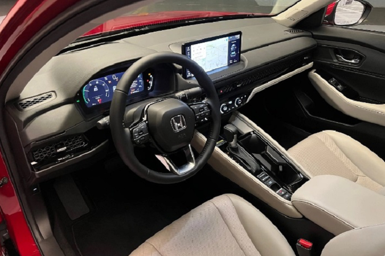 Mỗi phiên bản của xe sẽ có những trang bị nội, ngoại thất khác nhau. Trong đó, bản tiêu chuẩn được trang bị gương cửa cùng màu với thân xe và bộ vành có kích thước 17 inch. Bản Sport được phân biệt bằng gương cửa cùng màu với ngoại thất, cánh gió sau và bộ vành hợp kim 19 inch màu đen.