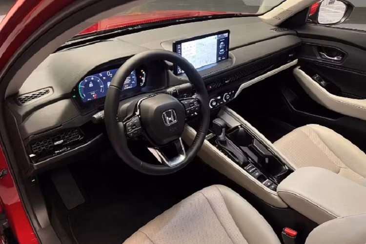 Mỗi phiên bản của xe sẽ có những trang bị nội, ngoại thất khác nhau. Trong đó, bản tiêu chuẩn được trang bị gương cửa cùng màu với thân xe và bộ vành có kích thước 17 inch. Bản Sport được phân biệt bằng gương cửa cùng màu với ngoại thất, cánh gió sau và bộ vành hợp kim 19 inch màu đen.