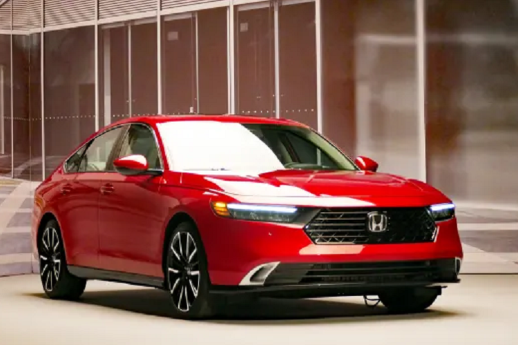 Về động cơ, Honda Accord 2023 phiên bản tiêu chuẩn LX và EX sẽ được trang bị động cơ xăng 4 xi-lanh, tăng áp, dung tích 1.5L như thế hệ cũ, tạo ra công suất tối đa 192 mã lực và mô-men xoắn cực đại 260 Nm, kết hợp với hộp số biến thiên vô cấp CVT nâng cấp.