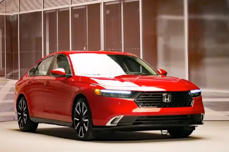 Về động cơ, Honda Accord 2023 phiên bản tiêu chuẩn LX và EX sẽ được trang bị động cơ xăng 4 xi-lanh, tăng áp, dung tích 1.5L như thế hệ cũ, tạo ra công suất tối đa 192 mã lực và mô-men xoắn cực đại 260 Nm, kết hợp với hộp số biến thiên vô cấp CVT nâng cấp.