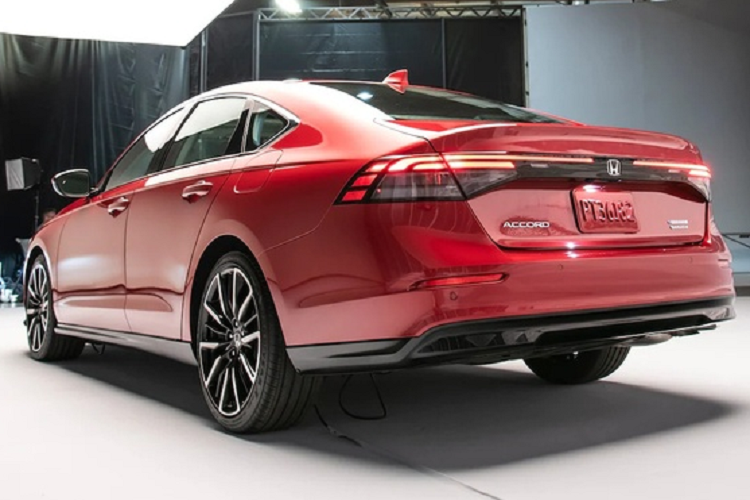 Về công nghệ an toàn, Accord 2023 dự kiến sẽ có một bộ tính năng hỗ trợ người lái bao gồm tính năng cảnh báo tài xế tập trung, nhận dạng biển báo giao thông, màn hình quan sát xung quanh, điều khiển hành trình thích ứng và hỗ trợ giữ làn đường… Trang bị mới nổi bật là hệ thống treo MacPherson phía trước và đa liên kết đằng sau.