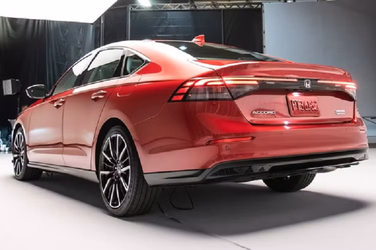 Về công nghệ an toàn, Accord 2023 dự kiến sẽ có một bộ tính năng hỗ trợ người lái bao gồm tính năng cảnh báo tài xế tập trung, nhận dạng biển báo giao thông, màn hình quan sát xung quanh, điều khiển hành trình thích ứng và hỗ trợ giữ làn đường… Trang bị mới nổi bật là hệ thống treo MacPherson phía trước và đa liên kết đằng sau.