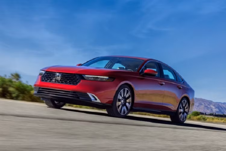 Theo đó, Honda Accord 2023 ra mắt tại Mỹ với 6 phiên bản là LX, EX, Sport hybrid, EX-L, Sport-L và Touring với giá lần lượt là 28.390 - 30.705 - 32.990 - 34.635 - 34.970 USD - 38.985 USD (tương đương với mức giá khởi điểm là 666 triệu đồng và cao nhất là 915 triệu đồng)