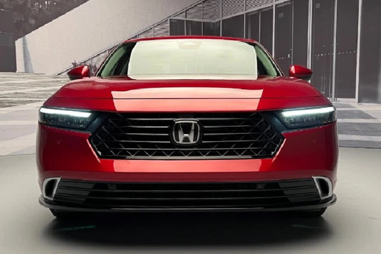 Mẫu xe sedan Honda Accord 2023 sở hữu ngoại hình bắt mắt, hiện đại, gần như lột xác hoàn toàn so với thế hệ cũ. Ở thế hệ mới, xe có số đo 3 vòng dài x rộng x cao lần lượt là 4.971 x 1.862 x 1.450 mm và chiều dài cơ sở 2.830 mm. Phần đầu xe góc cạnh hơn với lưới tản nhiệt hình lục giác to bản, mắt lưới thiết kế dáng tổ ong mới.