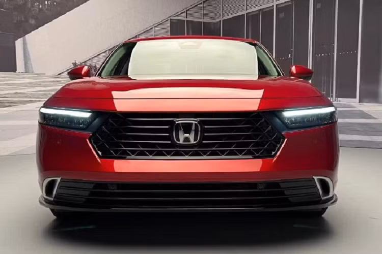 Mẫu xe sedan Honda Accord 2023 sở hữu ngoại hình bắt mắt, hiện đại, gần như lột xác hoàn toàn so với thế hệ cũ. Ở thế hệ mới, xe có số đo 3 vòng dài x rộng x cao lần lượt là 4.971 x 1.862 x 1.450 mm và chiều dài cơ sở 2.830 mm. Phần đầu xe góc cạnh hơn với lưới tản nhiệt hình lục giác to bản, mắt lưới thiết kế dáng tổ ong mới.