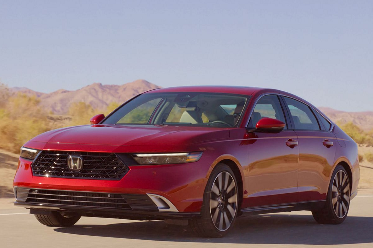 Động cơ này đã được cải tiến công nghệ đóng/mở van biến thiên VTEC, hệ thống phun xăng trực tiếp, bộ trung hòa khí thải, trục khuỷu và máng dầu để giảm tiếng ồn động cơ. Ở bản động cơ này, xe có 2 chế độ lái là ECON và Normal. 4 phiên bản còn lại Sport, EX-L, Sport-L và Touring sẽ được trang bị hệ truyền động hybrid, bao gồm máy xăng Atkinson Cycle 4 xi-lanh, dung tích 2.0L và 2 mô-tơ điện.