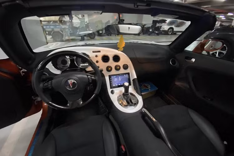 Xe có thiết kế đèn pha và đèn sương mù to bản, nhìn khá hài hước, chưa hết, các xe Pontiac Solstice đều được trang bị ống xả đơn cỡ lớn, chẳng khác gì 1 nòng pháo, sẵn sàng đáp trả các mẫu xe thể thao khác trên đường. 