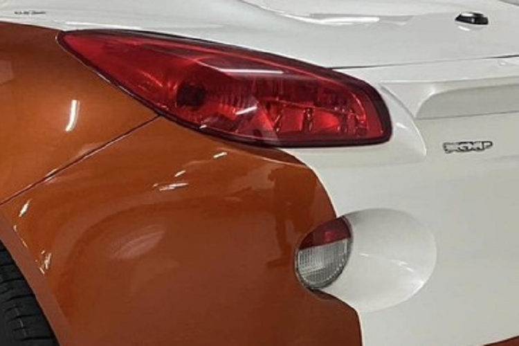 Vòng ra bên sườn, Pontiac Solstice không có điểm nhấn nào thú vị ngoại trừ các vòm bánh xe được mở rộng, tạo nên sự hầm hố cho bên hông, ngay sau bánh trước có 2 hốc gió, đảm nhận công việc khí động học hơn cho xe. Như chiếc Pontiac Solstice trong bài viết còn có bộ mâm 5 chấu đơn mạ crôm sáng loáng.