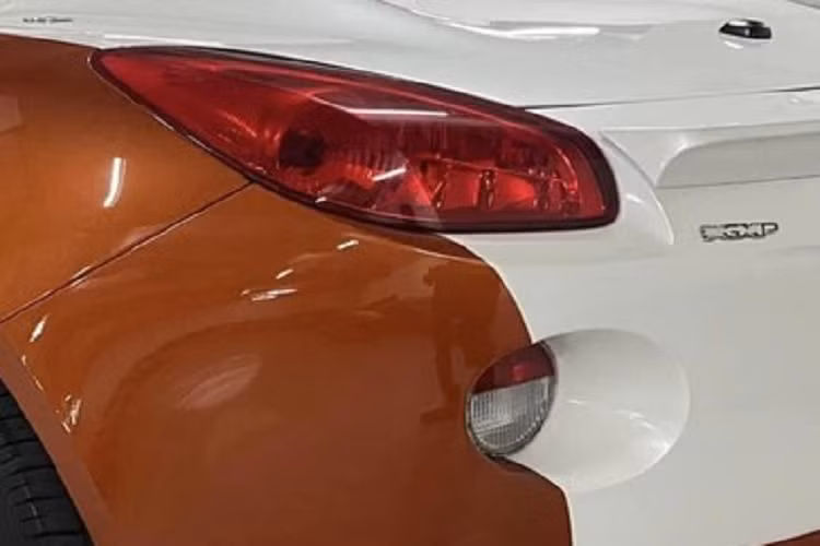 Vòng ra bên sườn, Pontiac Solstice không có điểm nhấn nào thú vị ngoại trừ các vòm bánh xe được mở rộng, tạo nên sự hầm hố cho bên hông, ngay sau bánh trước có 2 hốc gió, đảm nhận công việc khí động học hơn cho xe. Như chiếc Pontiac Solstice trong bài viết còn có bộ mâm 5 chấu đơn mạ crôm sáng loáng.