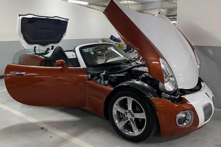 Đã có tới 7.000 đơn đặt hàng trong 10 ngày đầu tiên mở bán chính thức, và ngay sau đó là 6.000 đơn đặt hàng nữa trước mùa đông. Đáng quan tâm là Pontiac chỉ ước chừng doanh số của xe Solstice trong năm đầu tiên chỉ khoảng 7.000 chiếc. Sau đó, hãng xe Mỹ phải xin lỗi khách hàng vì sự chậm trễ này.