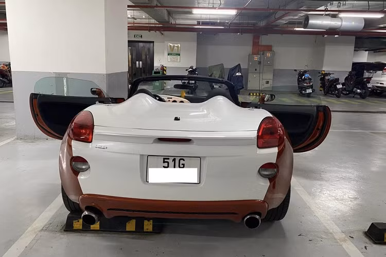 Từ bảng đồng hồ kéo dài ra màn hình và xuống cần số của xe được ốp nhựa màu trắng tạo điểm nhấn.Về khả năng vận hành, Pontiac Solstice được trang bị động cơ 4 xi-lanh, dung tích 2.4 lít, sản sinh công suất tối đa 177 mã lực và mô-men xoắn cực đại 225Nm. Xe được trang bị hộp số tay 5 cấp, hệ thống phanh đĩa ở 4 bánh và hệ thống treo độc lập (SLA) trước và sau...